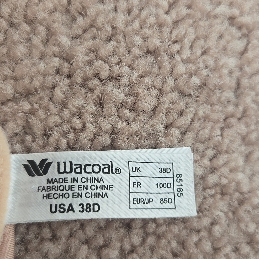 Good Condition Wacoal Bra, Nude Color, Size 38D - Picture 3 of 5
